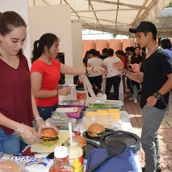 Alumnos en la venta de sus productos