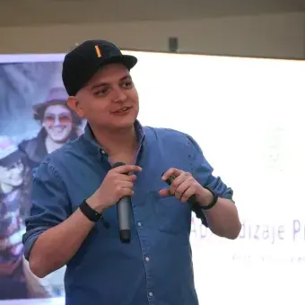  Carlos Rivera, emprendedor y co-founder de SYNX, empresa de inteligencia artificial, dio el taller “Inteligencia Artificial”.