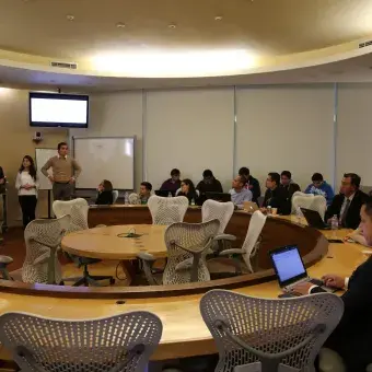 Alumnos presentando sus proyectos