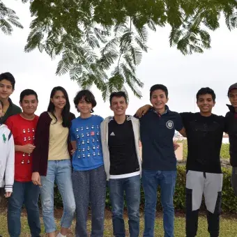 Sofía junto con sus amigos de clase