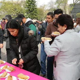 Alumnos de Profesional disfrutando un rico desayuno