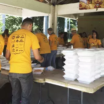 voluntarios armado los kits de comida