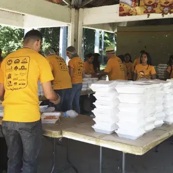 voluntarios armado los kits de comida