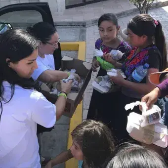 los chicos entregando las comidas
