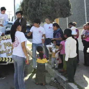 los chicos entregando las comidas