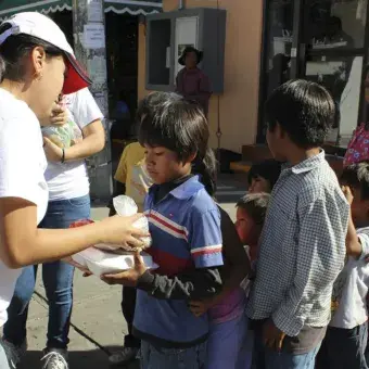 los chicos entregando las comidas