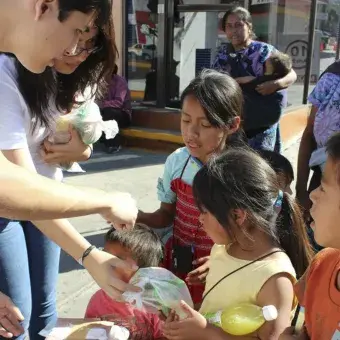los chicos entregando las comidas