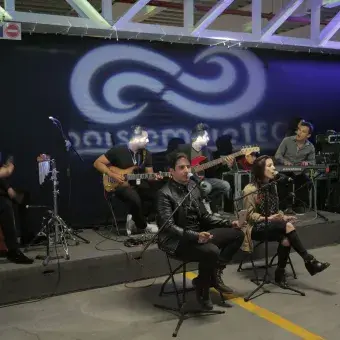 Músicos en el brindis.