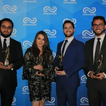 Jóvenes ganadores del premio Sentido Humano.