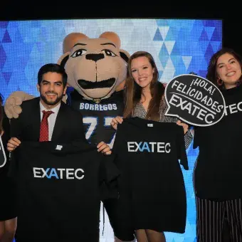 Alumnos con la mascota Tec.