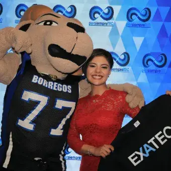 Alumnos con la mascota Tec.