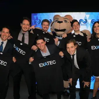 Alumnos con la mascota Tec.