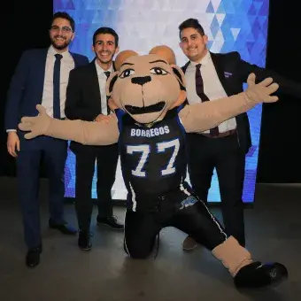 Alumnos con la mascota Tec.