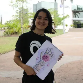 Alumna en exposición de artes plásticas