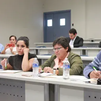alumno exponiendo 