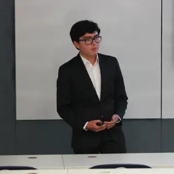 alumno exponiendo 