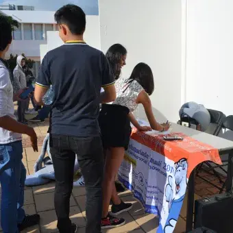 Alumnos inscribiéndose en una actividad de servicio social