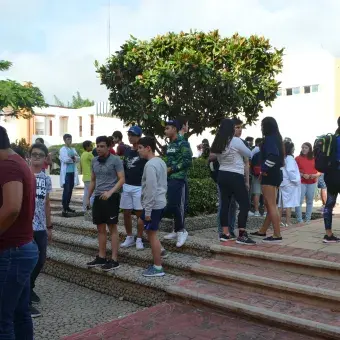 Alumnos inscribiéndose en una actividad de servicio social