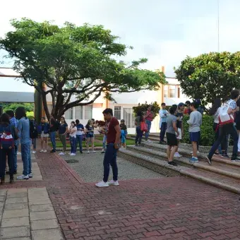Alumnos inscribiéndose en una actividad de servicio social