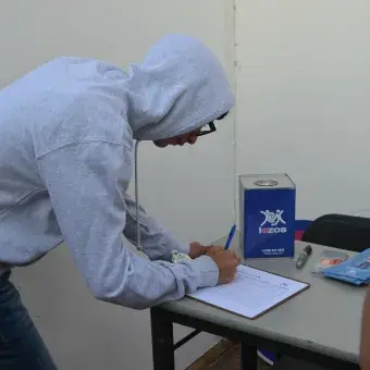 Alumnos inscribiéndose en una actividad de servicio social