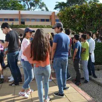 Alumnos inscribiéndose en una actividad de servicio social