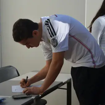 Alumnos inscribiéndose en una actividad de servicio social