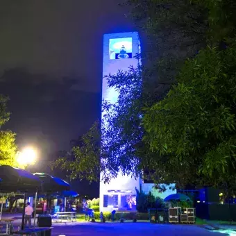El campanario del campus Monterrey también fue iluminado de azul.