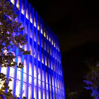 La BiblioTEC fue iluminada por el emblemático color azul.
