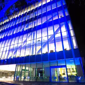 La fachada de la BiblioTEC del campus Monterrey fue iluminada por el emblemático color azul.