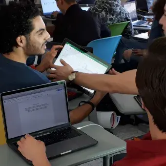 Alumnos trabajan en el caso de estudio