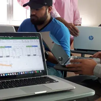 Alumnos analizan el estado de resultados de una empresa