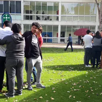 Alumnos salen a realizar una actividad en equipo