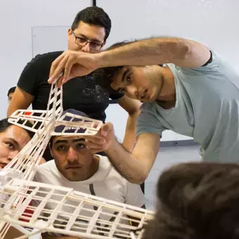 Alumnos de Querétaro diseñaron una maqueta de avión.