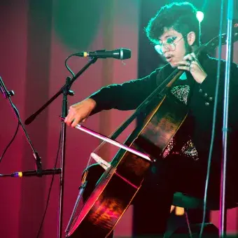 Alumno participando en el festival de la canción 2018