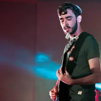 Alumno participando en el festival de la canción 2018