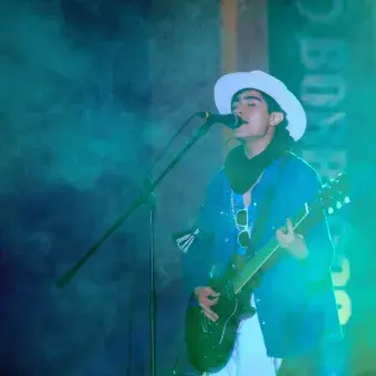 Alumno participando en el festival de la canción