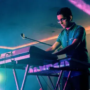 Alumno participando en el festival de la canción