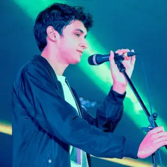 Alumno participando en el festival de la canción