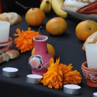 Acercamiento a un altar de muertos