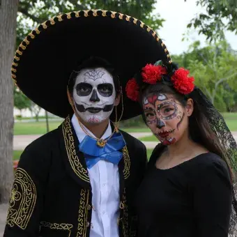 Dos alumnos de PrepaTec caracterizados como catrines