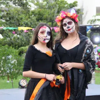 Dos alumnas de Prepatec caracterizadas como catrinas