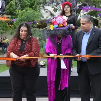 Corte del listón que marca la inauguración del festival