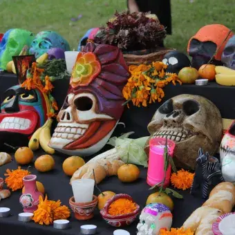 Mascaras en un altar de muertos