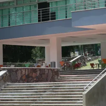 Escaleras hacia el edificio de profesional, edificio de profesional, Campus Irapuato