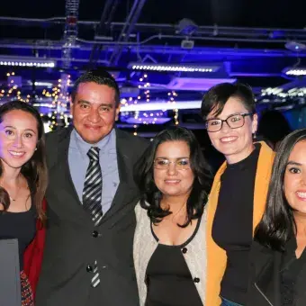 Colaboradores felices, después de recibir sus reconocimientos.