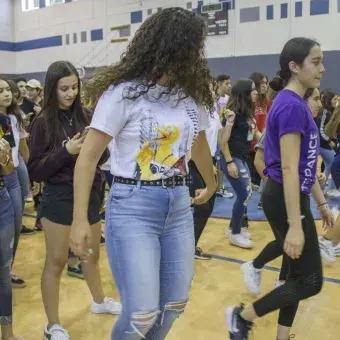 Alumnos bailando hip hop