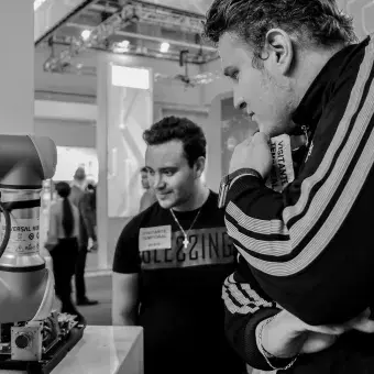 Alumnos interesados en los avances tecnologicos