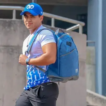 Chico modelando mochila y outfit Tec 