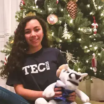 Alumna del Tec campus Toluca con su árbol de Navidad
