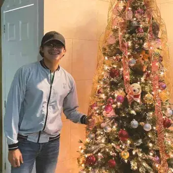Alumno del Tec campus Toluca con su árbol de Navidad